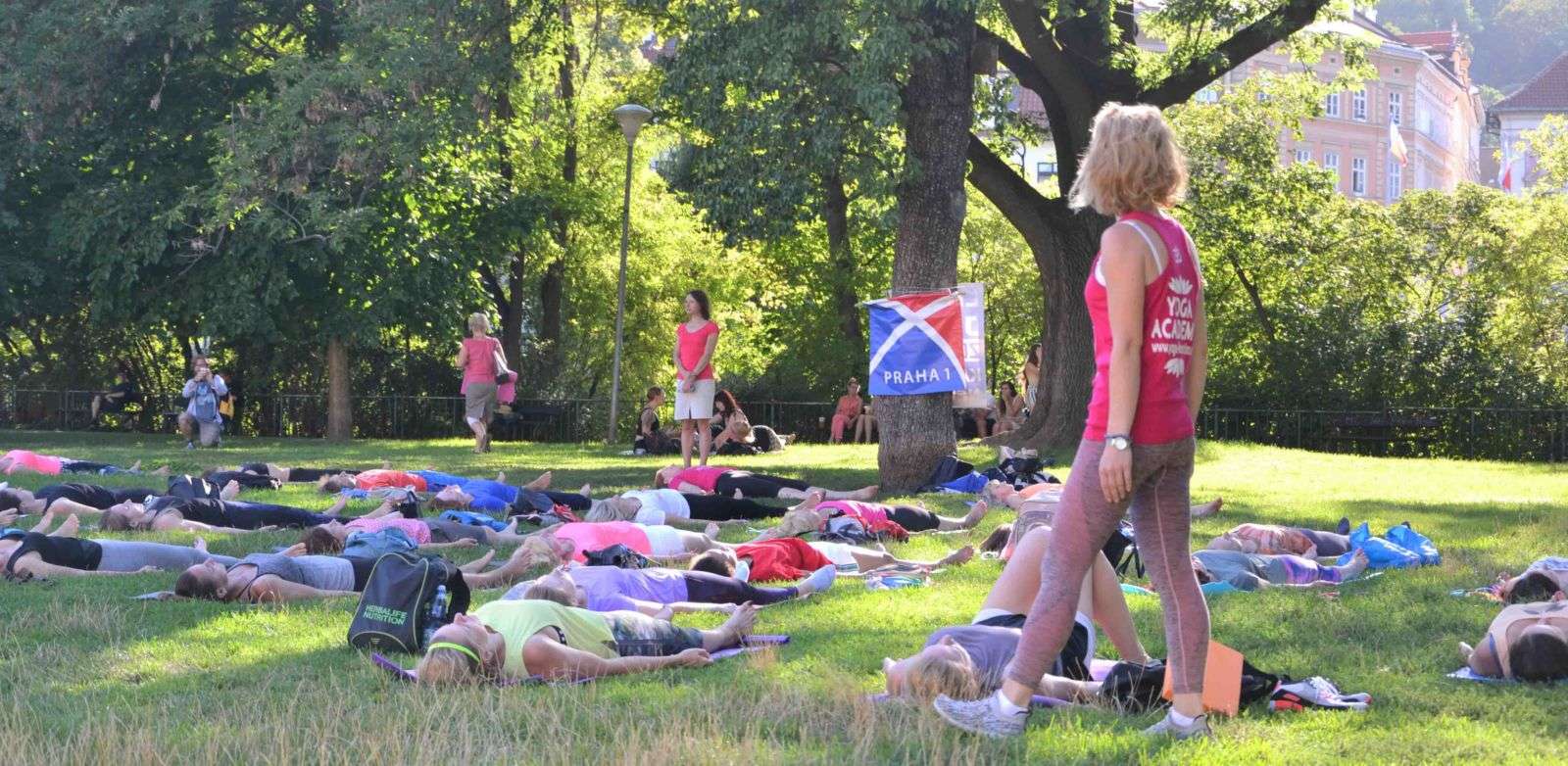 Jóga zdarma v Parku Na Kampě – Cvičte jógu s námi 2023