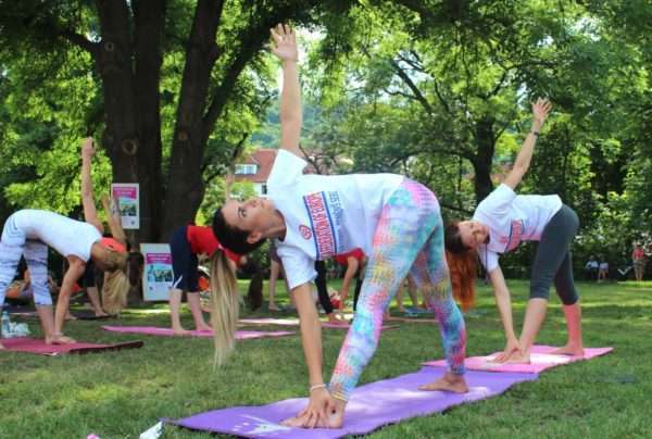 Lekce jogy zdarma - Joga v Parku na Kampe – Cvicte jogu s nami 2021